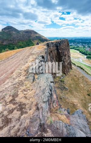 Salendo fino alla cima della montagna che si affaccia sull'Holyrood Park, fantastiche vedute della capitale della Scozia, dal Castello di Edimburgo tutto il tragitto Foto Stock