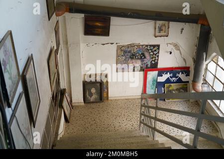 Vecchi mobili scartati all'interno di un edificio abbandonato. Fotografato ad Atene, Grecia Foto Stock