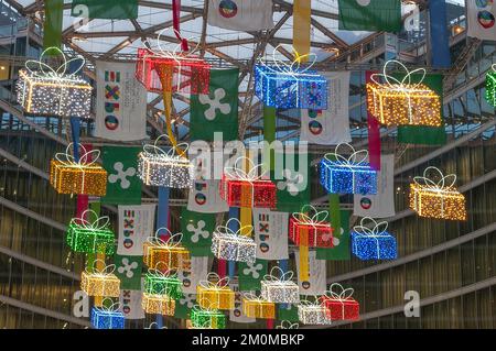 Milano Italia 12 dicembre 2014:Bright pacchi regalo appesi nell'edificio lombardo Foto Stock
