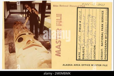 Il sovrintendente Ellen Lang ispeziona l'intaglio del totem. Alaska Task Force fotografie Foto Stock