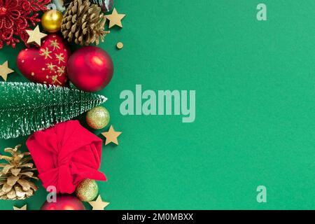 Natale, San Valentino, Capodanno 2023 concetto. Vista dall'alto di diversi giocattoli natalizi. Colori rosso e verde.Lay piatto, scatola presente, vista dall'alto. Foto Stock