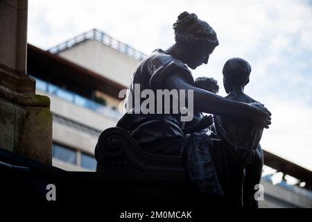 Figura allegorica della fraternità sul monumento commemorativo di Gladstone in bronzo sullo Strand nel centro di Londra Foto Stock