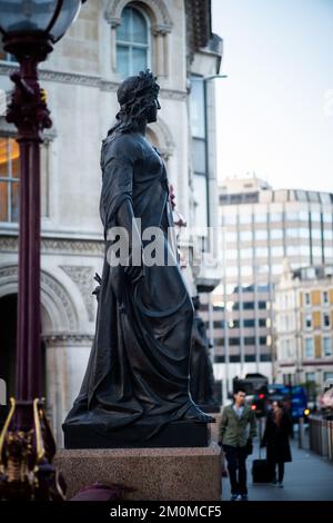 Statua dell'agricoltura di Henry Bursill sul Viadotto di Holborn, il primo cavalcavia, fu aperta dalla regina Vittoria nel 1869. Foto Stock