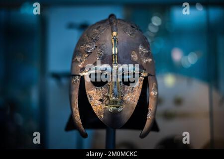 Il casco Sutton Hoo nel British Museum. Foto Stock