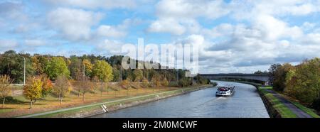 chiatta nel canale tra bruxelles e charleroi il giorno di sole in autunno Foto Stock