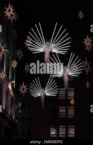 Angeli di Natale, decorazioni illuminanti sulla strada a Carlton Street, Westminster, Londra SW1, Inghilterra, dicembre 2022. Foto Stock