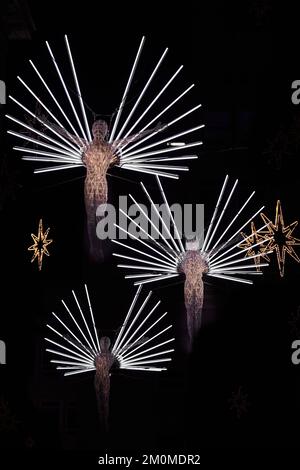 Angeli di Natale, decorazioni illuminanti sulla strada a Carlton Street, Westminster, Londra SW1, Inghilterra, dicembre 2022. Foto Stock