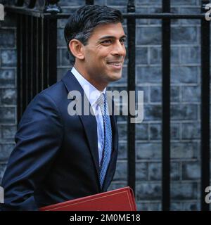 Londra, Regno Unito. 07th Dec, 2022. Rishi Sunak, primo Ministro britannico, esce da Downing Street per PMQ in Parlamento. Credit: Imageplotter/Alamy Live News Foto Stock