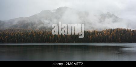 Vista panoramica della nebbia e delle nuvole sul lago di St Moritz in autunno Foto Stock