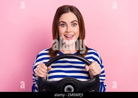 Ritratto di allegro bella persona braccia tenere ruota toothy sorriso isolato su sfondo di colore rosa Foto Stock