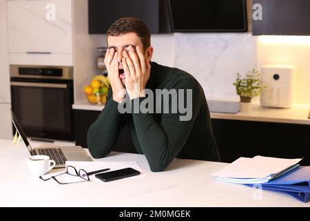 Uomo sovraccarico in ufficio a casa Foto Stock