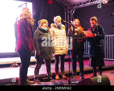 Un gruppo di persone che cantano sul palco. Darmstadt, Germania. Foto Stock