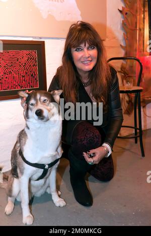 L'attrice Caroline Munro posa con Luna The Husky, in occasione di un evento organizzato dalla Misty Moon Film Society, presso la Ladywell Tavern di Lewisham. Foto Stock