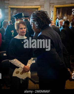 Washington, Stati Uniti d'America. 06th Dec, 2022. Il sindaco di Washington, Muriel Bowser, a destra, parla con Gladys Sicknick, madre del compianto funzionario di polizia del Campidoglio Brian Sicknick, durante una cerimonia per presentare quattro medaglie d'oro del Congresso negli Stati Uniti Polizia del Campidoglio e D.C. Metro polizia per la loro protezione del Campidoglio il 6 gennaio 2021, a Washington, Martedì, 6 dicembre, 2022. Credit: Cliff Owen/CNP/Sipa USA Credit: Sipa USA/Alamy Live News Foto Stock