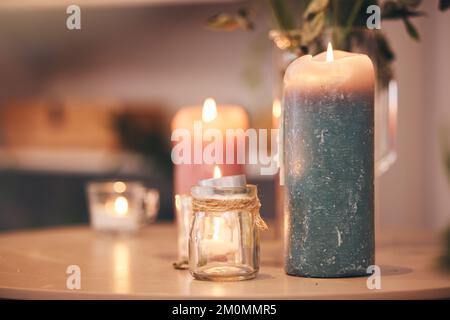 Candele, zen e spa benessere aromaterapia per zen, relax e lusso esperienza per un massaggio. Sala fuoco, cura e terapia fisica con calma, equilibrio Foto Stock