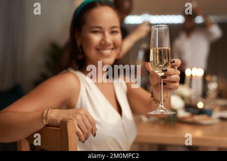 Donna, champagne e mano per brindisi in ritratto, cena o festa per il nuovo anno con gli amici, la famiglia o la squadra. Buona festa, vino frizzante o sorriso Foto Stock