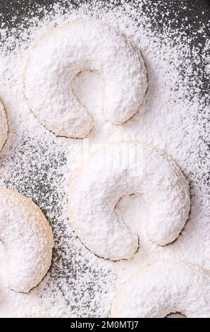 Cressents alla vaniglia, Vanillekipferl, primo piano su una teglia da forno Biscotti di Natale a forma di mezzaluna, originari dell'Austria. Foto Stock