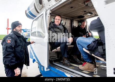 Hooksiel, Germania. 07th Dec, 2022. Boris Pistorius (M, SPD), ministro dell'interno della bassa Sassonia, siede in un elicottero di polizia della bassa Sassonia prima di decollare per un volo panoramico sul terminal GNL. Il Ministro degli interni Pistorius vuole avere un'idea del lavoro degli agenti di polizia impiegati per proteggere il terminale GNL in costruzione a Wilhelmshaven. Credit: Hauke-Christian Dittrich/dpa/Alamy Live News Foto Stock