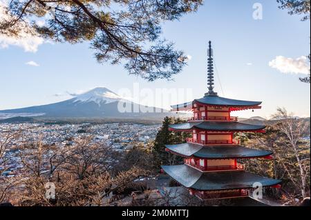 Scatto grandangolare del Santuario di Arakura Fuji Segen con il monte Fuji sullo sfondo. Foto Stock