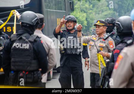 Bandung, Indonesia. 7th Dec, 2022. Gli agenti di polizia stanno in guardia vicino alla stazione di polizia colpita dall'attentato suicida a Bandung, Indonesia, 7 dicembre 2022. Due persone sono state uccise e altre nove sono state ferite dopo un attentato suicida avvenuto in una stazione di polizia nella città di Bandung, la capitale della provincia indonesiana di Giava occidentale, mercoledì mattina, la polizia ha detto. Credit: Seppianjar Muharam/Xinhua/Alamy Live News Foto Stock