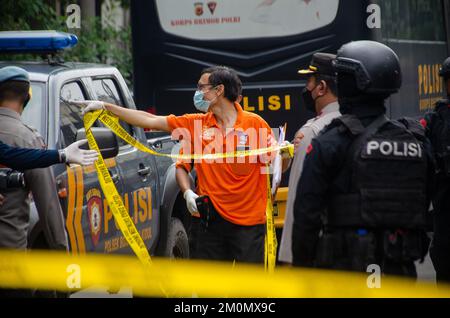 Bandung, Indonesia. 7th Dec, 2022. Gli agenti di polizia stanno in guardia vicino alla stazione di polizia colpita dall'attentato suicida a Bandung, Indonesia, 7 dicembre 2022. Due persone sono state uccise e altre nove sono state ferite dopo un attentato suicida avvenuto in una stazione di polizia nella città di Bandung, la capitale della provincia indonesiana di Giava occidentale, mercoledì mattina, la polizia ha detto. Credit: Seppianjar Muharam/Xinhua/Alamy Live News Foto Stock