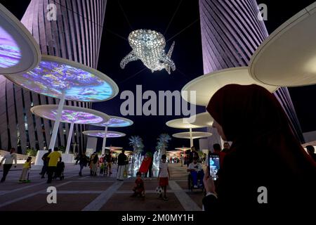 Lusail, Qatar, 7 dicembre 2022. Un'installazione artistica di 30 metri di uno squalo balena, chiamato al Nehem, situato tra quattro grattacieli, è una delle più grandi attrazioni turistiche di Lusail, Qatar, il 7 dicembre 2022. Foto: Igor Kralj/PIXSELL Foto Stock