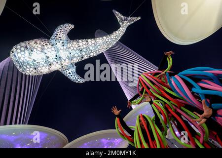 Lusail, Qatar, 7 dicembre 2022. Un'installazione artistica di 30 metri di uno squalo balena, chiamato al Nehem, situato tra quattro grattacieli, è una delle più grandi attrazioni turistiche di Lusail, Qatar, il 7 dicembre 2022. Foto: Igor Kralj/PIXSELL Foto Stock