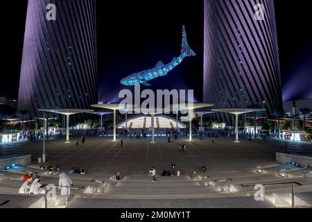 Lusail, Qatar, 7 dicembre 2022. Un'installazione artistica di 30 metri di uno squalo balena, chiamato al Nehem, situato tra quattro grattacieli, è una delle più grandi attrazioni turistiche di Lusail, Qatar, il 7 dicembre 2022. Foto: Igor Kralj/PIXSELL Foto Stock