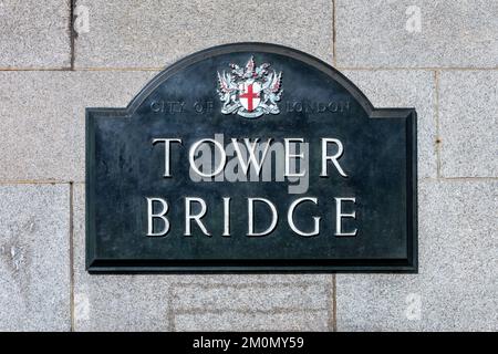 Cartello stradale Tower Bridge su un muro a Londra, Regno Unito Foto Stock