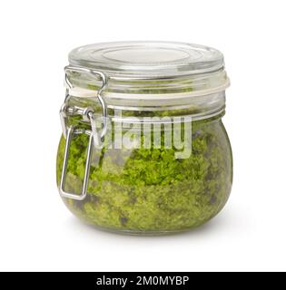 Vista frontale della salsa al pesto verde fatta in casa in vaso di vetro isolato su bianco Foto Stock