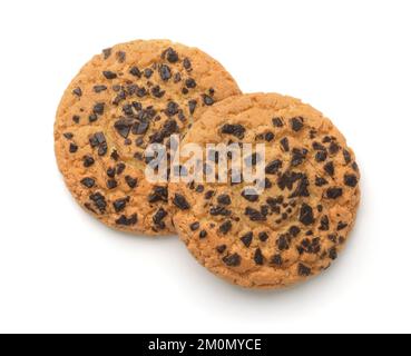 Vista dall'alto di due biscotti all'avena con scaglie di cioccolato isolati sul bianco Foto Stock