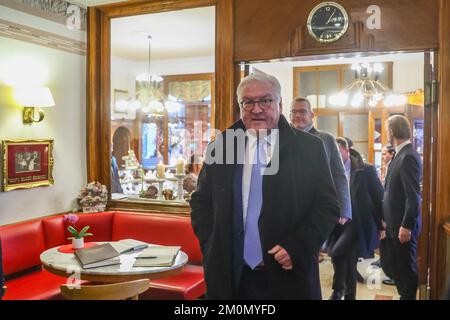 Lipsia, Germania. 07th Dec, 2022. Il presidente federale Frank-Walter Steinmeier visita il Cafe Hartmann per il suo tavolo da caffè con i cittadini. Steinmeier svolge la sua attività ufficiale per tre giorni a Freiberg, Sassonia. Credit: Jan Woitas/dpa/Alamy Live News Foto Stock