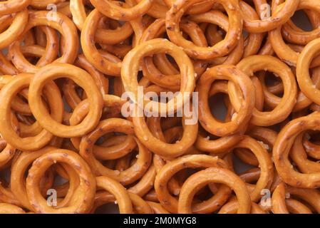 Vista dall'alto di mini anelli di pane croccante salato Foto Stock