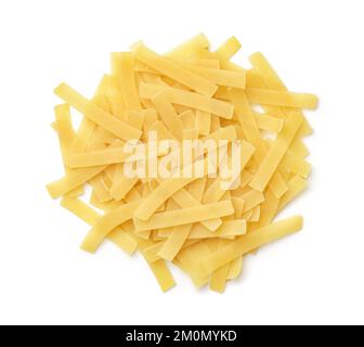 Vista dall'alto della pasta a nastro tagliata corta cruda isolata sul bianco Foto Stock