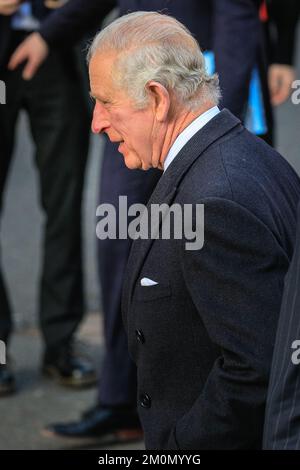 Londra, Regno Unito. 07th Dec, 2022. Sua Maestà Re Carlo III esce dalla Sala Metodista di Westminster. Ha visitato durante un impegno per il 40th° anniversario di Business in the Community (BITC), e successivamente incontra i membri del pubblico all'esterno. Credit: Imageplotter/Alamy Live News Foto Stock
