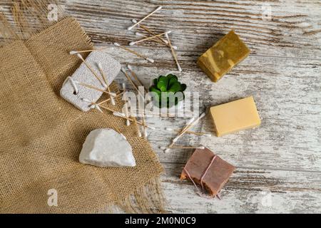 Vista dall'alto, accessori per il bagno e la spa e piante per la casa. Saponi artigianali e roccia salata. Bastoncini di bambù. Foto Stock