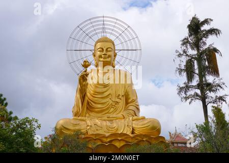 Seduta gigante Buddha d'oro. Dalat, Vietnam Foto Stock