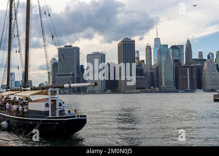 Pilot, ormeggiato a Brooklyn Heights, è un bar stagionale all'aperto con ostriche a bordo di una delle barche a vela in legno più pregiate d'America. Brooklyn, NY, USA. Foto Stock