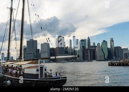 Pilot, ormeggiato a Brooklyn Heights, è un bar stagionale all'aperto con ostriche a bordo di una delle barche a vela in legno più pregiate d'America. Brooklyn, NY, USA. Foto Stock