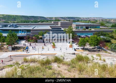 Facciata del Royal Tyrrell Museum nelle Badlands del parco provinciale Dinosaur vicino a Drumheller, Alberta, Canada. Foto Stock