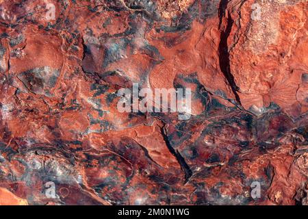 Superficie colorata di pietra mineralizzata. Cratere di Ramon. Deserto del Negev. Israele. Messa a fuoco selettiva Foto Stock