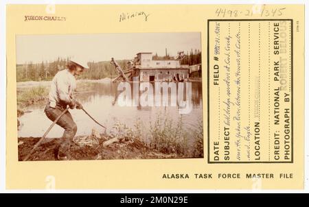 Operazione di dragaggio d'oro a Coal Creek, vicino al fiume Yukon tra le città di Circle e Eagle. Alaska Task Force fotografie Foto Stock