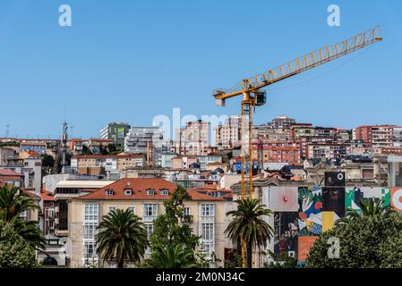 Santander, Spagna - 14 agosto 2022: Paesaggio urbano della città vecchia una giornata di sole d'estate Foto Stock