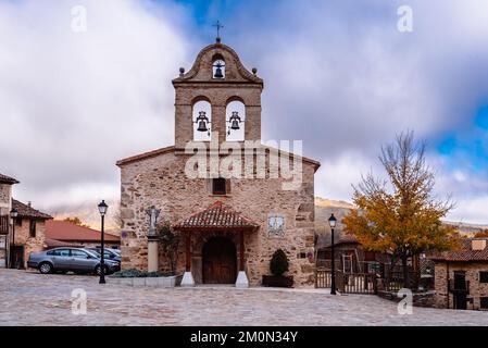 La Hruela, Spagna - 19 novembre 2022: La chiesa di la Hruela un piccolo villaggio con case in pietra nella catena montuosa di Madrid durante l'autunno Foto Stock