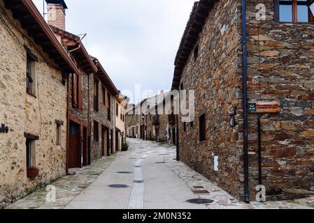 La Hruela, Spagna - 19 novembre 2022: Strada pittoresca con case tradizionali in pietra nel piccolo villaggio di la Hruela, nel nord di Madrid Foto Stock