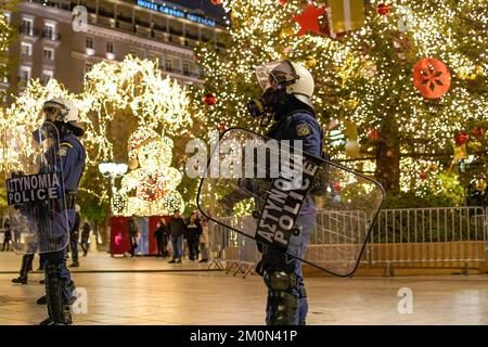 La polizia antisommossa si trova di fronte a un albero di Natale in piazza Syntagma durante una dimostrazione. Migliaia di anarchici hanno messo in scena una protesta in memoria di Alexis Grigoropoulos, un ragazzo di 15 anni che nel 2008 è stato colpito in bianco da un ufficiale di polizia. In seguito si scontrarono con la polizia mentre gettarono il cocktail molotov contro di loro. (Foto di Iason Raissis / SOPA Images/Sipa USA) Foto Stock