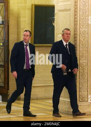 Paul Givan (a sinistra) del DUP MLA e Edwin Poots lasciano la Camera dell'Assemblea presso gli edifici del parlamento di Stormont, Belfast, dopo un'altra mancata offerta di ripristinare il powersharing durante una seduta di richiamo dell'Assemblea dell'Irlanda del Nord. Data immagine: Mercoledì 7 dicembre 2022. Foto Stock