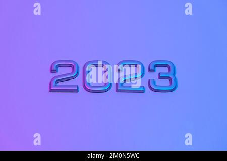 I numeri 2023 in luce al neon. Capodanno 2023 su sfondo rosa blu. La cartolina è in viola. Buon Natale. Foto Stock