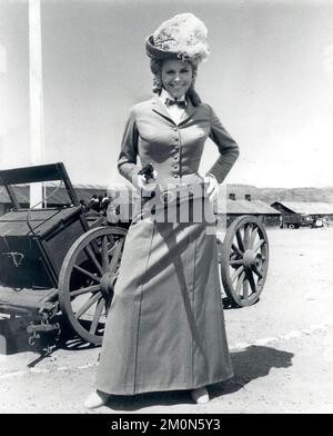 Honor Blackman - Stampa foto sul set of the Western Something Big dove ha co-starred con Dean Martin - 1971 Foto Stock