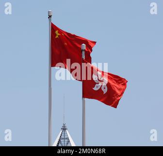 Bandiera nazionale cinese e bandiera regionale HKSAR in Golden Bauhinia Square, WAN Chai. L'elezione del Chief Executive 2022 si terrà il 8 maggio presso il Centro Convegni ed Esposizioni di Hong Kong (HKCEC), WAN Chai. L'Ufficio registrazione ed elettorale (REO) istituirà un seggio centrale presso il Centro Convegni ed Esposizioni di Hong Kong (HKCEC) per i membri del Comitato elettorale (CE) che voteranno.04MAY22 SCMP / Felix Wong Foto Stock